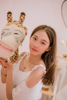 美女扒开粉嫩尿口的桶爽